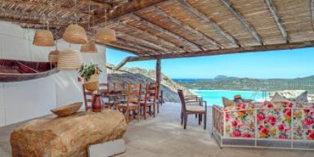 Ferienhaus „Villa Maryna“ mit Meerblick, privater Terrasse, Pool und WLAN
