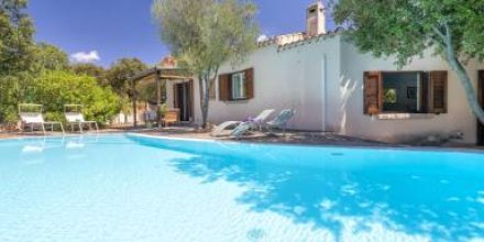 Ferienhaus mit Garten, privatem Pool und Terrasse