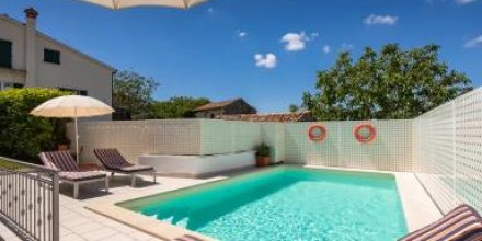 Villa mit Garten, privatem Pool und Grill 