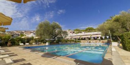 Ferienhaus mit Terrasse, Pool und Garten