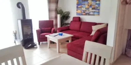 Voll ausgestattetes Ferienhaus mit Terrasse, Pool und Sauna 