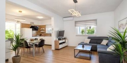 Apartment mit privatem Pool, Grill und Terrasse 