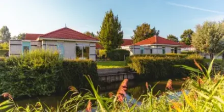 Ferienhaus mit Pool, Terrasse und Garten