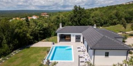 Voll ausgestattetes schönes Ferienhaus mit Garten, Terrasse und privatem Pool