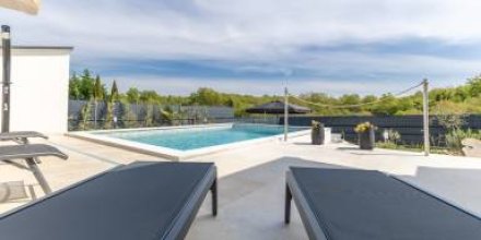 Ferienhaus mit Grill, privatem Pool und Terrasse