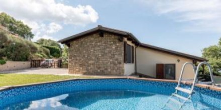Ferienhaus mit privatem Pool, Garten und Whirlpool 