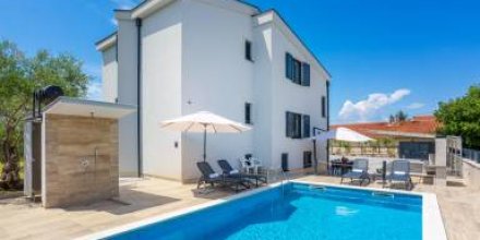 Voll ausgestattetes Apartment mit Terrasse, Grill und Garten