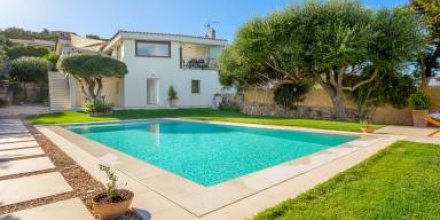 Familienfreundliche großzügige Villa mit Grill, Garten und privatem Pool 
