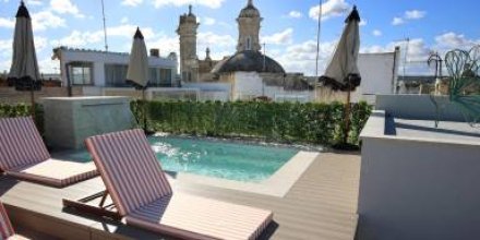 Schloss mit Terrasse und Pool